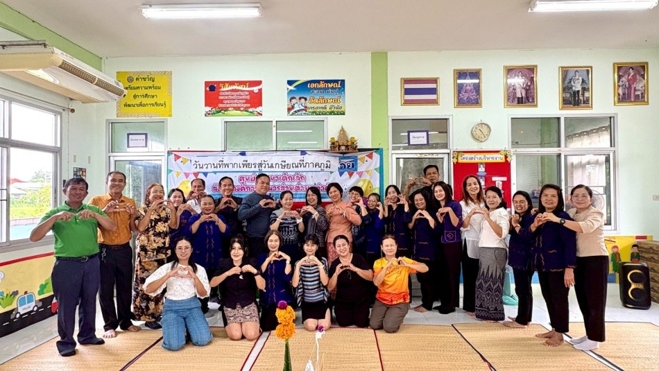 วันที่   9 กรกฎาคม   2569   เวลา 09.00  น.   นายวิทนะ กรุงเกตุ   นายกองค์การบริหารส่วนตำบลท่าค้อ   พร้อมด้วยคณะผู้บริหาร,   นางปัณณพร  อะโน ปลัด อบต.ท่าค้อ,  หัวหน้าส่วนราชการ  และพนักงานส่วนตำบล  ได้ร่วมกันจัดพิธีมุทิตาจิตและแสดงความขอบคุณแก่ นางชุติพร พรมชาลี  พนักงานจ้างตามภารกิจ ตำแหน่ง ผู้ดูแลเด็ก (ทักษะ) สังกัดศูนย์พัฒนาเด็กเล็กบ้านท่าค้อ กองการศึกษา ศาสนาและวัฒนธรรม    เนื่องในโอกาสครบวาระการปฏิบัติงานและเกษียณอายุราชการ (อายุครบ 60 ปีบริบูรณ์)  ณ ศูนย์พัฒนาเด็กเล็กบ้านท่าค้อ